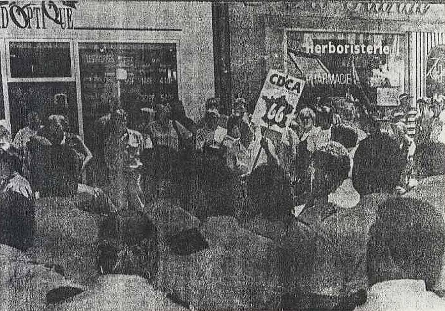 Perpignan -66, Sit-in du CDCA pour d�fendre deux p�tissiers dans le p�trin - 12 Juillet 1995 - Comit� de D�fense des Commer�ants et Artisans